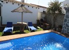 Gartenliegen am Pool